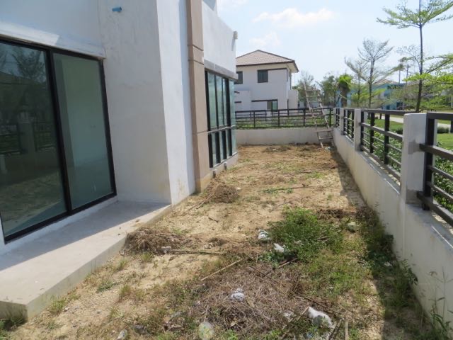 Original side yard - now a bonus room downstairs and a master suite upstairs.